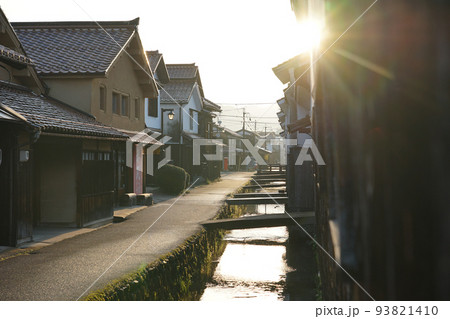 静かな春の朝、倉吉の美しい街並み(鳥取県) 静かな春の朝、倉吉の美しい街並み(鳥取県) 93821410
