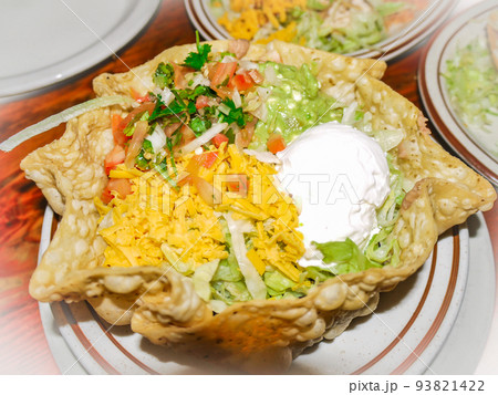 米ニューメキシコ州のメキシコ料理店で出されたメキシカンサラダ 93821422