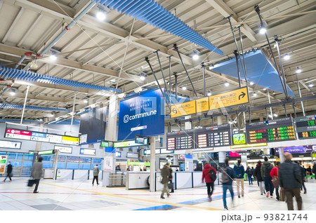 【東京都】1月・通勤、通学で混雑する朝の品川駅 93821744