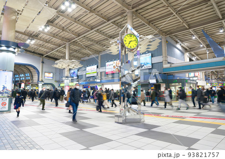【東京都】1月・通勤、通学で混雑する朝の品川駅 93821757