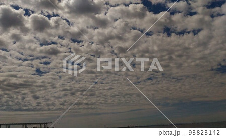 稲毛海岸の上の白い雲と青い空 93823142