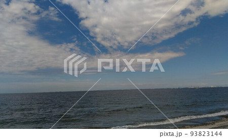 稲毛海岸の上の白い雲と青い空 93823144