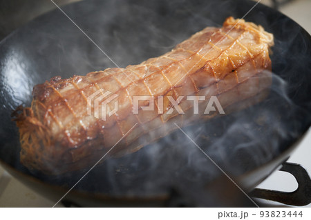 豚肩ロースに焼き目をつける 豚肩ロースに焼き目をつける 93823444