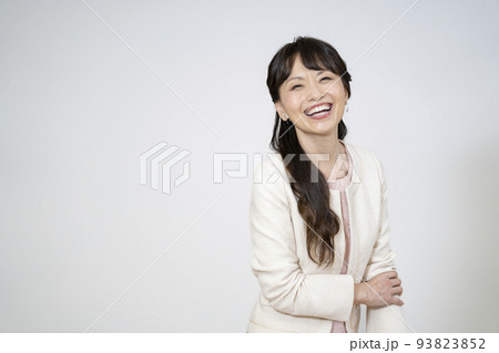 カメラ目線で笑顔の50代半ばの女性　ポートレート 93823852