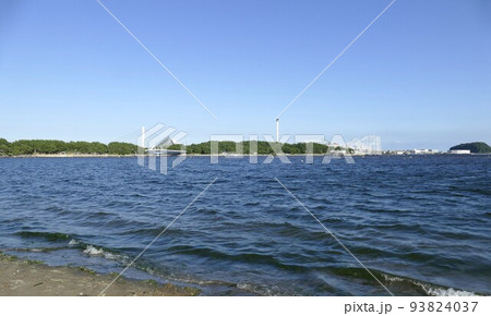 海の公園　横浜市金沢区　海水浴場　潮干狩　左に八景島　右に野島　人工の砂浜 松林 　令和4年8月令和 93824037