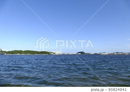 海の公園 横浜市金沢区 海水浴場 潮干狩 左に八景島 右に野島 人工の砂浜 松林 令和4年8月令和 海の公園 横浜市金沢区 海水浴場 潮干狩 左に八景島 右に野島 人工の砂浜 松林 令和4年8月令和 93824041