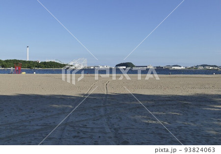 海の公園　横浜市金沢区　海水浴場　潮干狩　左に八景島　右に野島　人工の砂浜 松林 　令和4年8月令和 93824063