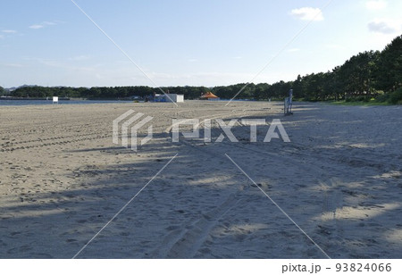 海の公園　横浜市金沢区　海水浴場　潮干狩　左に八景島　右に野島　人工の砂浜 松林 　令和4年8月令和 93824066