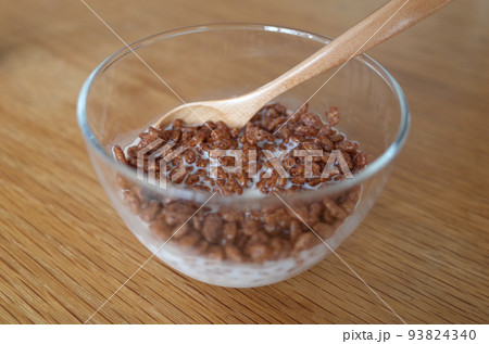 お米をチョコレートとココアで包んだシリアル お米をチョコレートとココアで包んだシリアル 93824340
