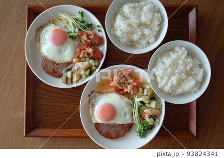ハムエッグとサラダの食卓 ハムエッグとサラダの食卓 93824341