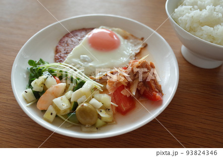 ハムエッグとサラダの食卓 ハムエッグとサラダの食卓 93824346