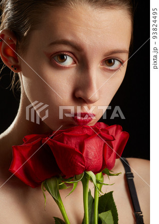 woman with roses 93824495