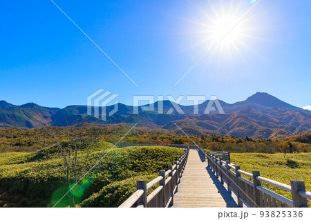 雄大な知床連山「秋の北海道」 93825336