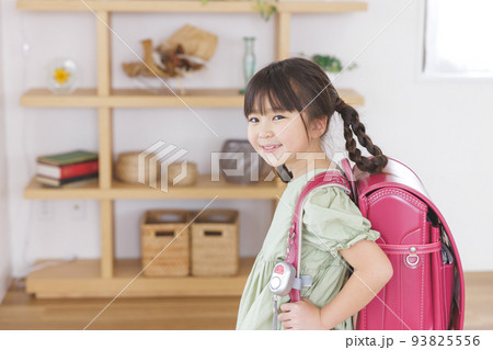 小学生　女の子　ランドセル 93825556