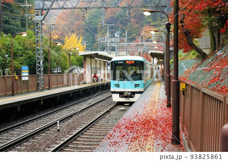 京阪京津線大谷駅の紅葉風景と京阪800系旧塗装 京阪京津線大谷駅の紅葉風景と京阪800系旧塗装 93825861