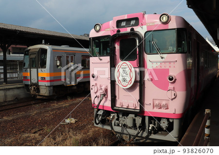津山線 観光列車 SAKU美SAKU楽 と姫新線 キハ120形(津山駅) 津山線 観光列車 SAKU美SAKU楽 と姫新線 キハ120形(津山駅) 93826070