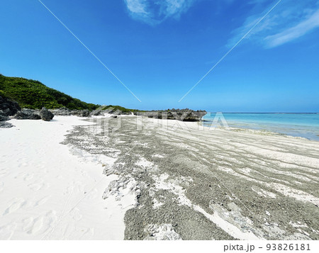 美しい海岸に打ち寄せた福徳岡ノ場からの軽石 93826181