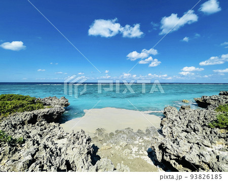 美しい海岸に打ち寄せる福徳岡ノ場からの軽石 93826185