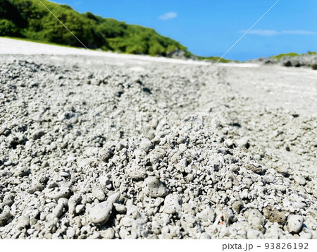 美しい海岸に漂着した小笠原からの軽石 93826192