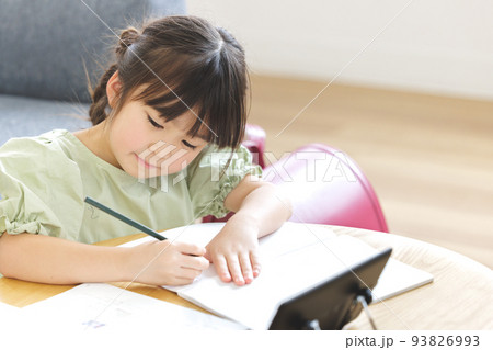 勉強する小学生の女の子 93826993