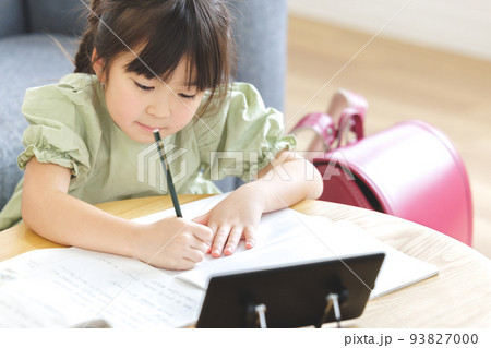 勉強する小学生の女の子 勉強する小学生の女の子 93827000