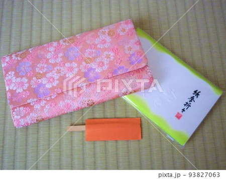 懐紙と懐紙入れと黒文字 93827063