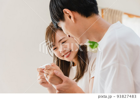妊娠検査薬を確認する夫婦 妊娠検査薬を確認する夫婦 93827483