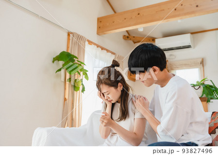 妊娠検査薬を確認する夫婦 93827496