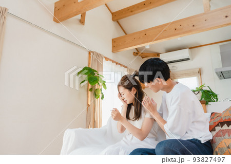 妊娠検査薬を確認する夫婦 93827497