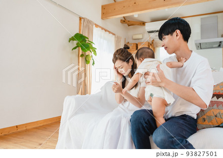 妊娠検査薬を確認する夫婦 妊娠検査薬を確認する夫婦 93827501