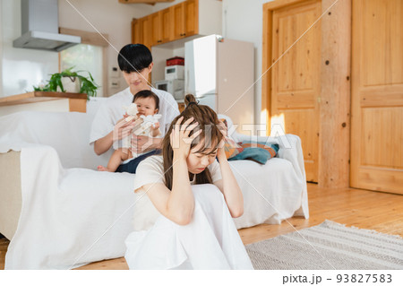 リビングで頭を抱ええる女性 リビングで頭を抱ええる女性 93827583