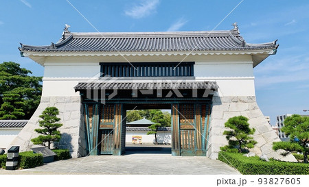 真夏の青空に映える岡崎城大手門［岡崎城公園/愛知県岡崎市］ 93827605