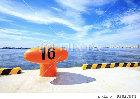 名古屋市　名古屋港から名港トリトンを望む 93827981