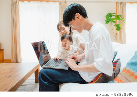 リビングでノートパソコンを開く男性 93828996
