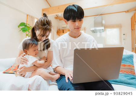 リビングでノートパソコンを開く男性 93829045