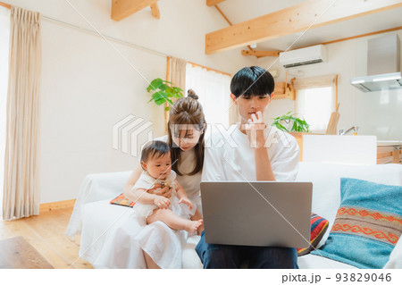 リビングでノートパソコンを開く男性 93829046