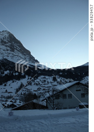 スイス グリンデルワルトから望むアルプス山脈 スイス グリンデルワルトから望むアルプス山脈 93829457