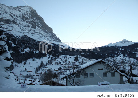 スイス グリンデルワルトから望むアルプス山脈 スイス グリンデルワルトから望むアルプス山脈 93829458