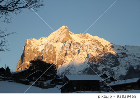 スイス　グリンデルワルトから望むアルプス山脈 93829468