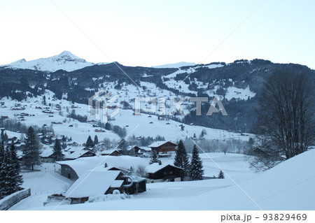 スイス グリンデルワルトから望むアルプス山脈 スイス グリンデルワルトから望むアルプス山脈 93829469