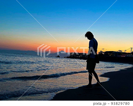 夕暮れのビーチにて 93829780