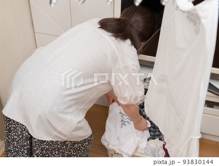 【洗濯物を干すミドル主婦の家事のシーン　Tシャツ】 93830144