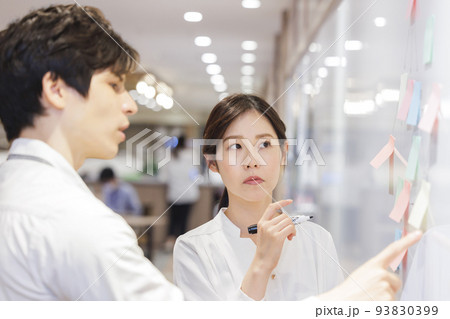 オフィスワーク　付箋　打ち合せ 93830399