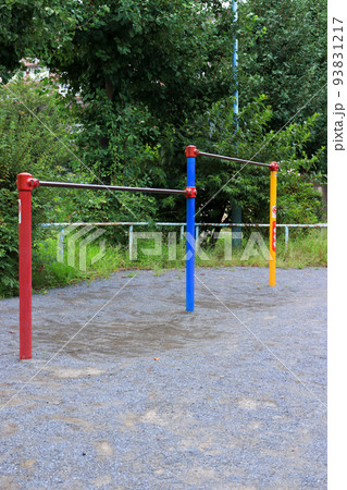 公園の鉄棒 93831217