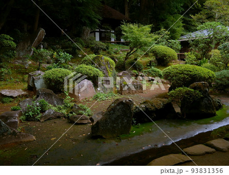早雲寺は箱根旧街道に、北条早雲を初代とする北条5代藩主が祀られている墓所である 93831356