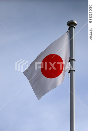 風にたなびく日の丸の旗 93832050