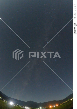 北杜市白州町、夏の夜更け、西の夜空、見上げる天の川に夏の大三角 93832276