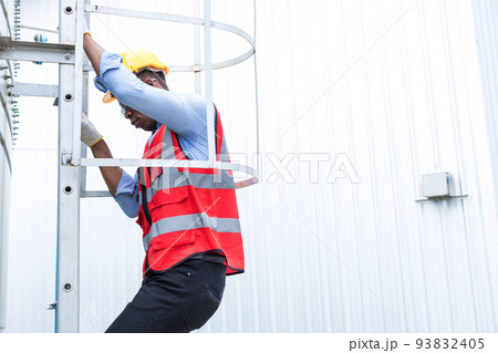 Engineering or worker descended the fire escape to the safe zone. Engineering or worker descended the fire escape to the safe zone. 93832405