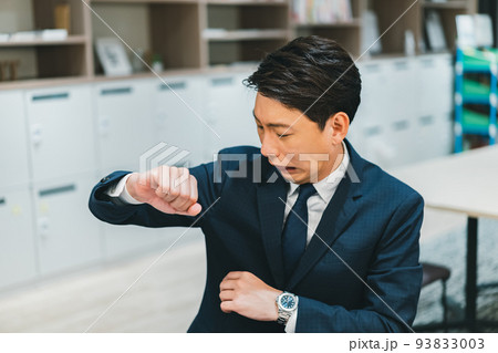 ビジネスパーソン　スーツのニオイ 93833003