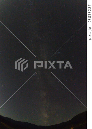 北杜市白州町、夏の晩、南西の夜空の天の川に夏の大三角 93833287